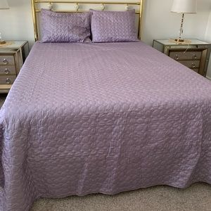 Queen bedspread with shams